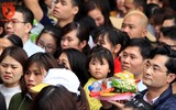 Trẻ em vạ vật theo cha mẹ đi lễ giữa biển người ở chùa Hương